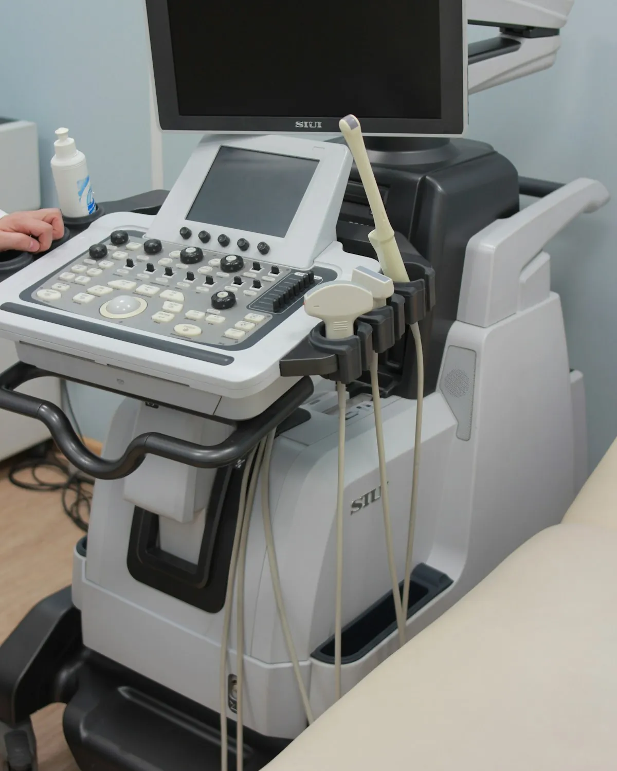 Aparat de ecografie într-un cabinet medical