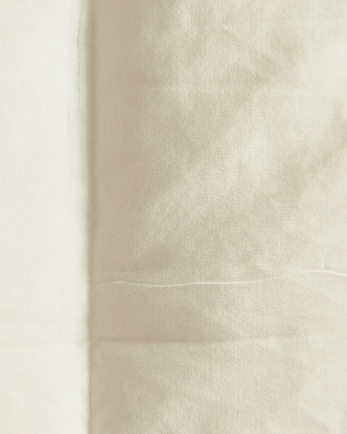 Detaliu de material textil deschis la culoare, în lumină difuză